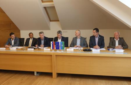 Slovesen podpis pogodbe župani CPS 05 Foto Ljubo Vukelič